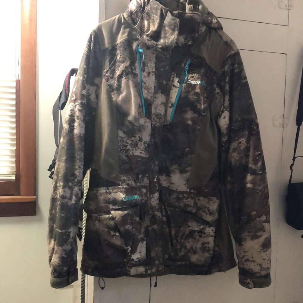 Cabela’s OutfitHer small Camouflage with teal accents warm winter coat.